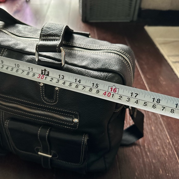 Danier Leather Leather weekender bag - Picture 6 of 10